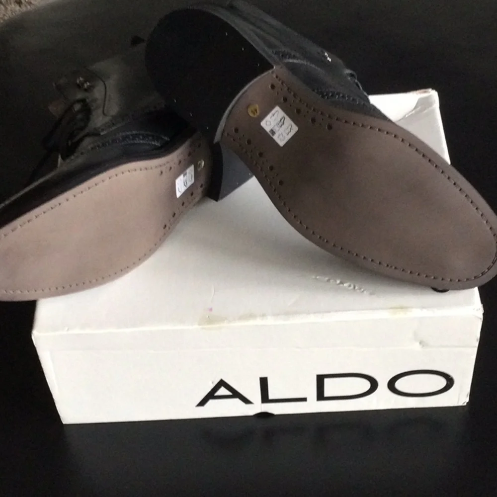 Wing tip dress boot